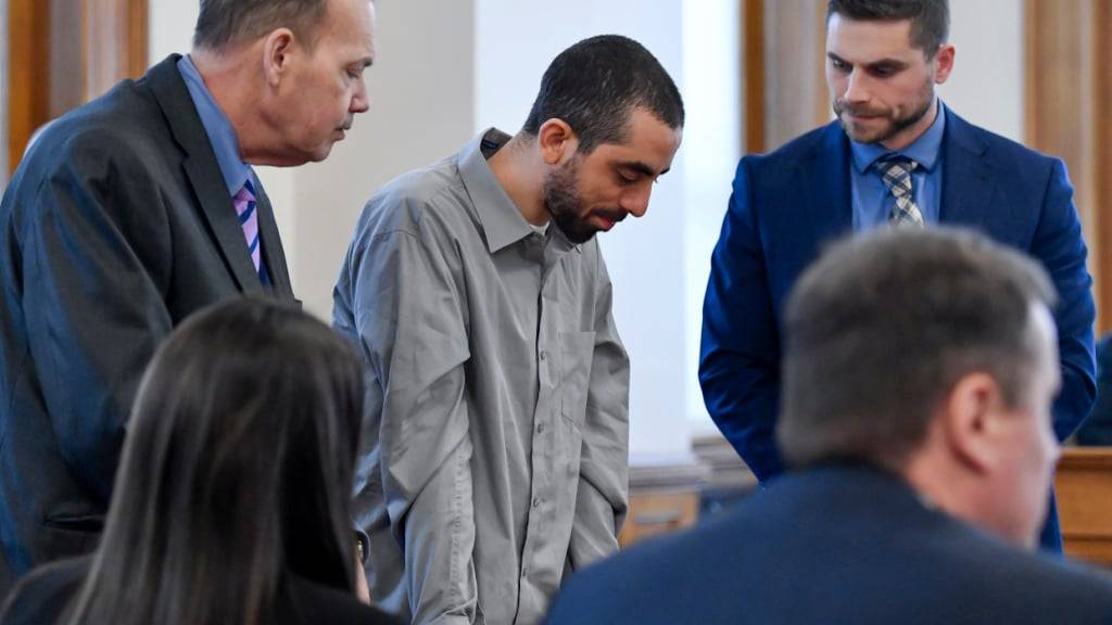 ARCHIV - Der Angeklagte Hadi Matar (M) reagiert nach der Urteilsverkündung. Foto: Adrian Kraus/AP/dpa