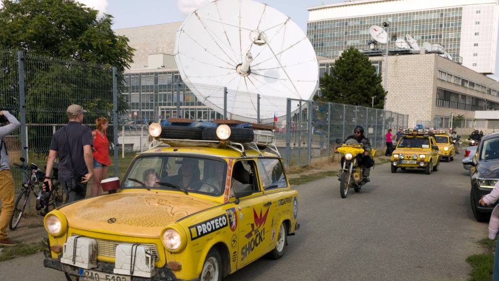 ARCHIV - Ein Trabant fährt an der Zentrale des öffentlich-rechtlichen tschechischen Fernsehens (CT) vorbei. Foto: Michael Heitmann/dpa