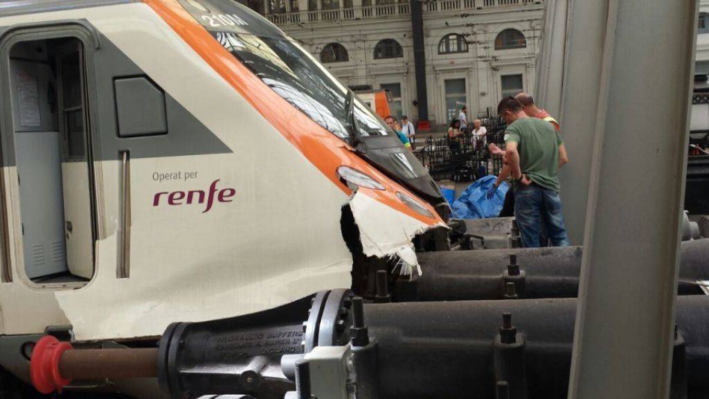 Bei einem Zugunglück in Barcelona sind mindestens 56 Menschen verletzt worden.
