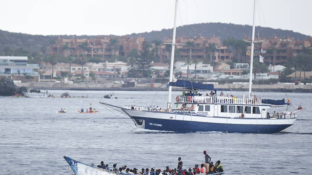 Gerettete Flüchtlinge vor der Küste von Teneriffa. (Archvibild)