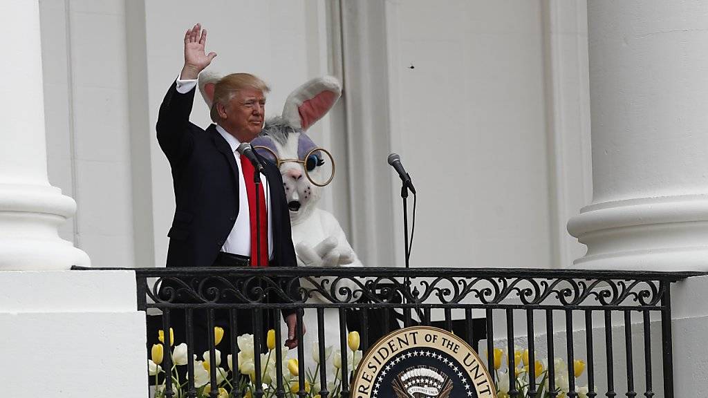 US-Präsident Donald Trump, begleitet vom Osterhasen, begrüsst vom Balkon des Weissen Hauses aus die Besucher zum traditionellen Ostereierrollen im Garten des Präsidentensitzes in Washington.