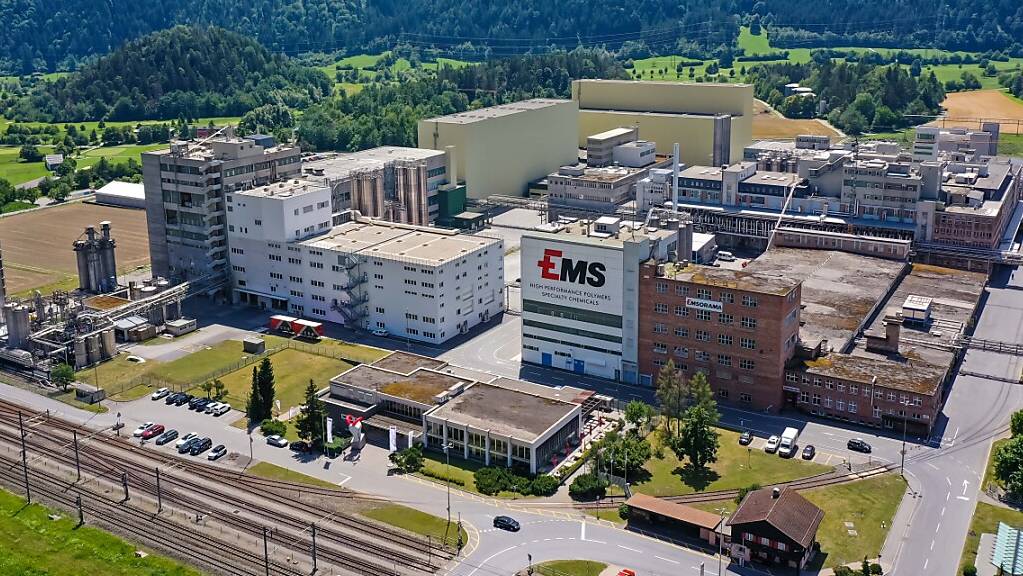 EMS-Chemie baut neues Hochregallager und schafft neue Arbeitsplätze im Domat/Ems. (Archivbild)