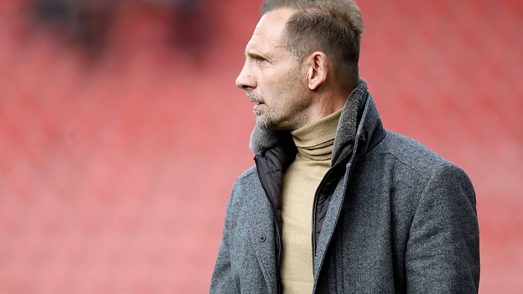 Thuns Trainer Mauro Lustrinelli verfolgt das Geschehen. (Archivbild)