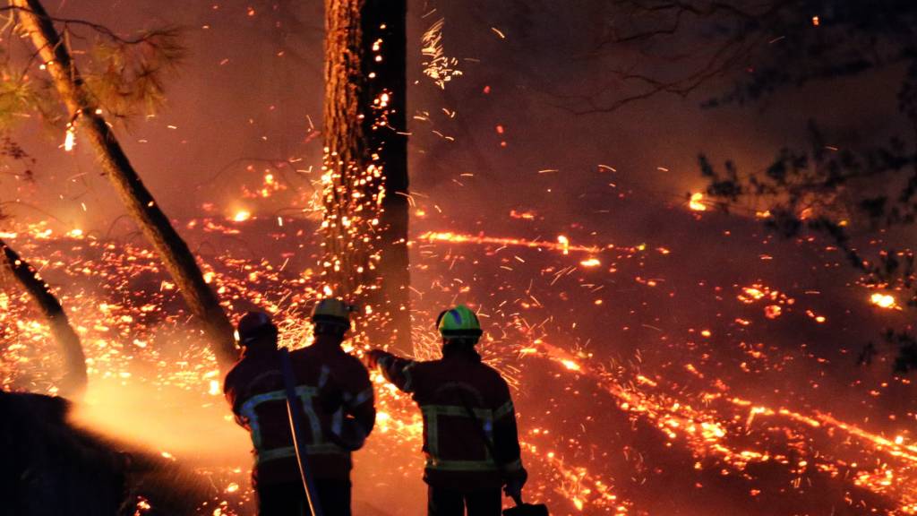 dpatopbilder - Wegen eines Waldbrands in Südfrankreich haben zahlreiche Menschen ihre Häuser verlassen müssen. Foto: Bob Edme/AP/dpa