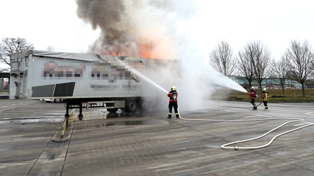 Die Feuerwehr Kreuzlingen löschte den brennenden Lastwagenanhänger.