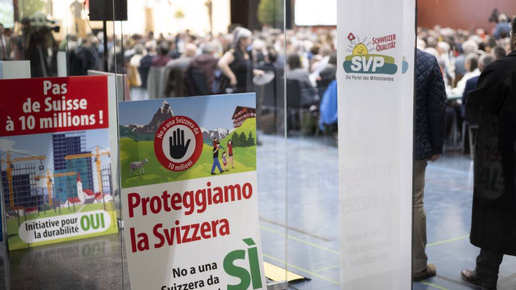 Auch optisch dominierte ein Thema: Plakate werben an der SVP-Delegiertenversammlung für ein Ja am 14. Juni.