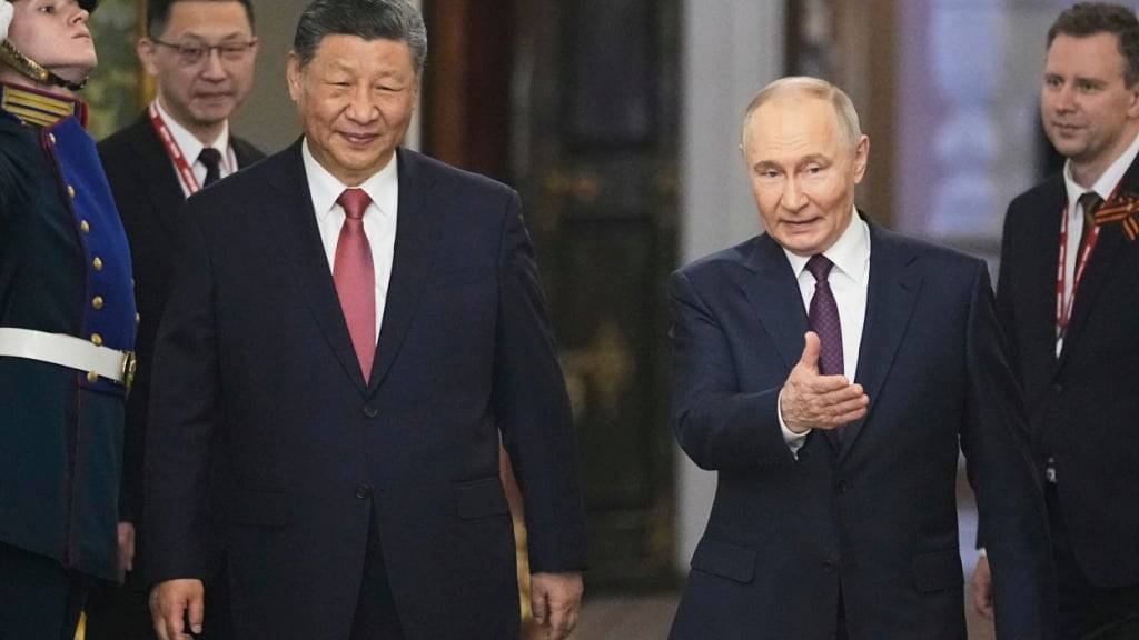 dpatopbilder - Der russische Präsident Wladimir Putin (2.v.r) und sein chinesischer Amtskollege Xi Jinping treffen vor den Feierlichkeiten zum 80. Jahrestag des Sieges der Sowjetunion über Nazi-Deutschland im Zweiten Weltkrieg zu einem Gespräch im Kreml ein. Foto: Pavel Bednyakov/Pool AP/AP/dpa
