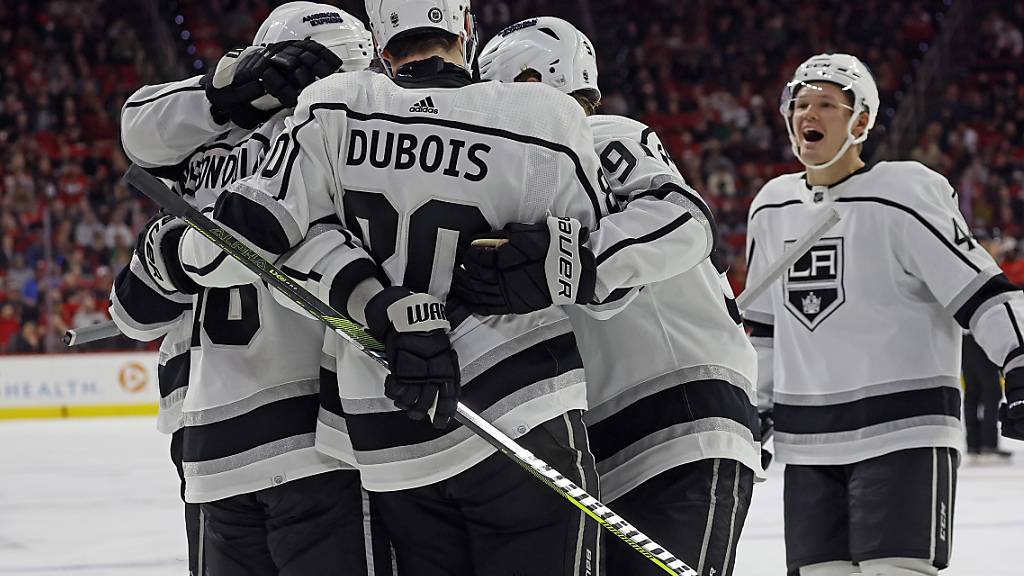 Die Los Angeles Kings können doch noch jubeln: Nach acht Niederlagen in Serie gewinnt das Team von Kevin Fiala gegen Carolina 5:2