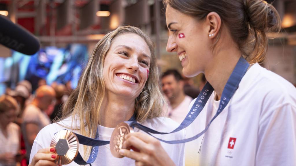 Nina Brunner und Tanja Hüberli wollen an die grossen Erfolge anknüpfen, wie hier beim Medaillencoup an den Olympischen Spielen in Paris