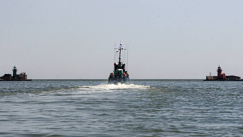 ARCHIV - Ein Boot der russischen Schwarzmeerflotte auf Patrouille im Mai 2022. Foto: Uncredited/AP/dpa