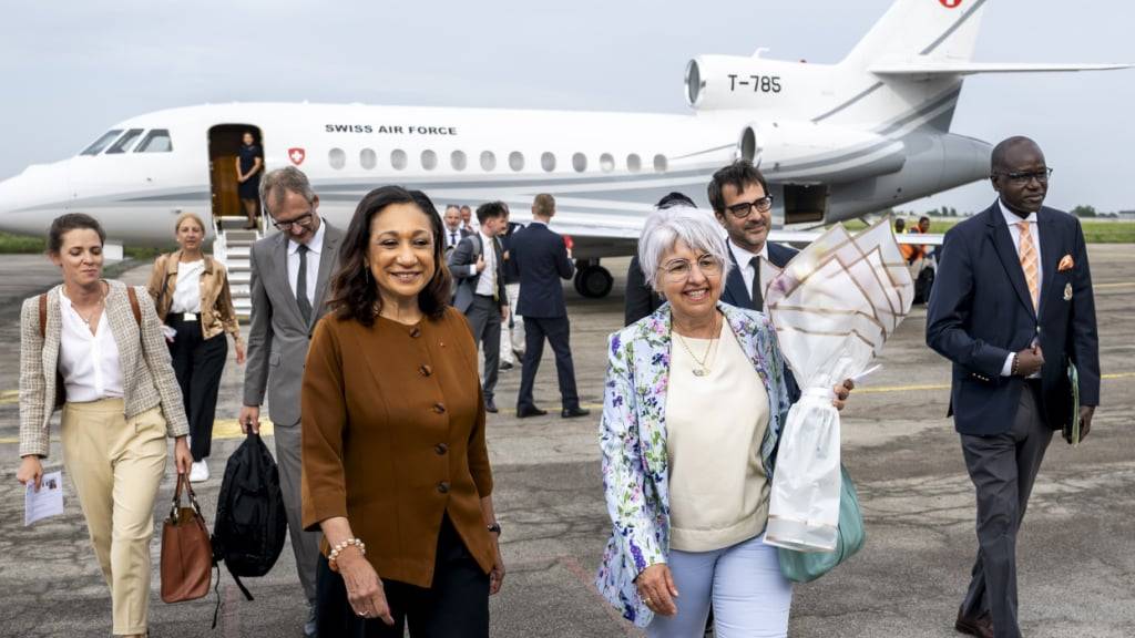 Baume-Schneider am Sonntag am Flughafen der ivorischen Hauptstadt Abidjan. Links die ivorische Kulturministerin Francoise Remarck.