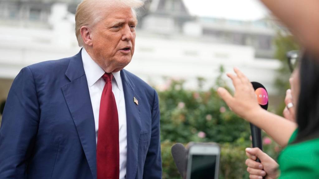 Präsident Donald Trump spricht mit Reportern auf dem Südrasen des Weißen Hauses, bevor er an Bord der Marine One auf dem Weg zur Joint Base Andrews, Md. geht. Foto: Mark Schiefelbein/AP/dpa