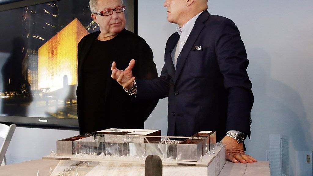Der Architekt des World Trade Center, Daniel Libeskind (l) mit Ronald Perelman, dem Stifter der Kulturhalle im World Trade Center-Komplex. Im Vordergrund das Modell.
