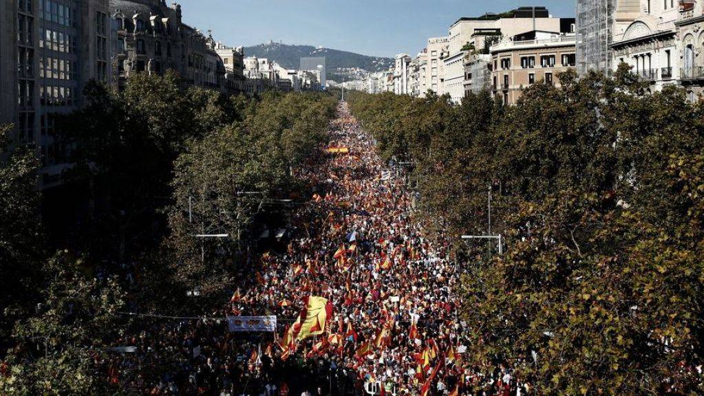 Bei der ersten grossen Gegenkundgebung seit den Gerichtsurteile gegen neun Separatistenführer, war auf den Strassen Barcelonas wieder ein Meer aus spanischen Flaggen zu sehen. Viele riefen «Viva España!» und «Es lebe der König!».