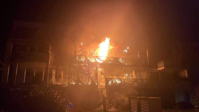 Feuer bricht auf Balkon aus und greift auf Wohnungen über