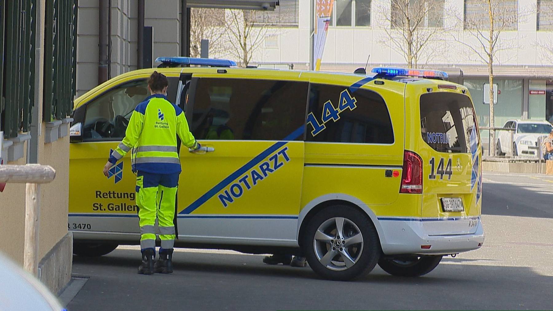 Wattwil: Messerangriff Im Zug – Rettungsheli Fliegt 27-Jährigen Ins ...