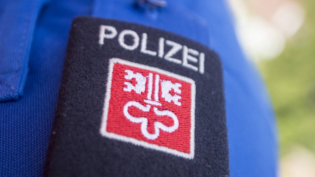 Die Kantonspolizei Nidwalden hat einem Mann den Führerausweis entzogen: Er war mit mehr als einem Promille Alkohol im Blut und auf der falschen Fahrbahn unterwegs. (Symbolbild)