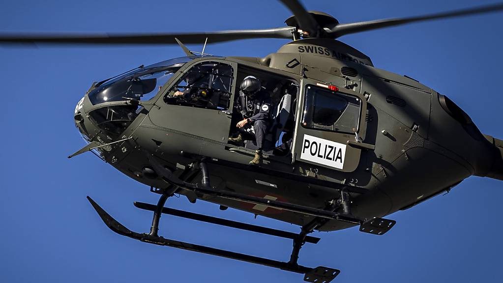 Bei einer weiteren Suchaktion noch eine Leiche im Maggiatal gefunden: Polizeihelikopter im Tessin.