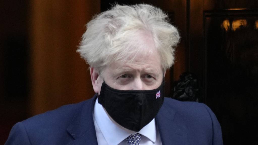 Boris Johnson, Premierminister von Großbritannien, verlässt die 10 Downing Street, um an der wöchentlichen Sitzung der «Prime Minister's Questions» im britischen Parlament teilzunehmen. Foto: Kirsty Wigglesworth/AP/dpa