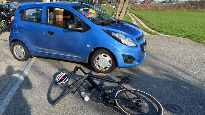 Auto crasht mit Fahrrad zusammen – Velofahrer leicht verletzt
