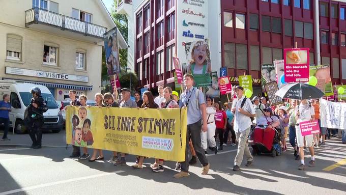 Hunderte marschieren in Oerlikon gegen Abtreibung