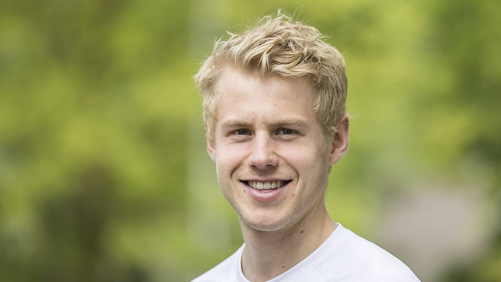 Der 27-jährige Berner Joey Hadorn setzt sich im Final des K.o.-Sprints in Olten knapp vor dem Schweden Jonatan Gustafsson durch