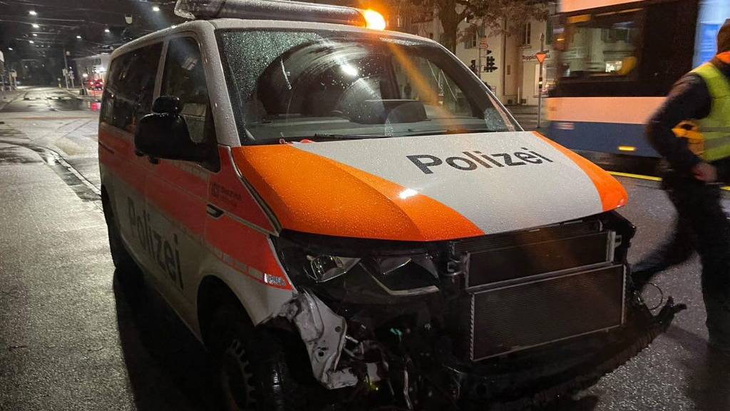 Zürcher Polizeiauto kracht in Privatfahrzeug – Frau (53) verletzt
