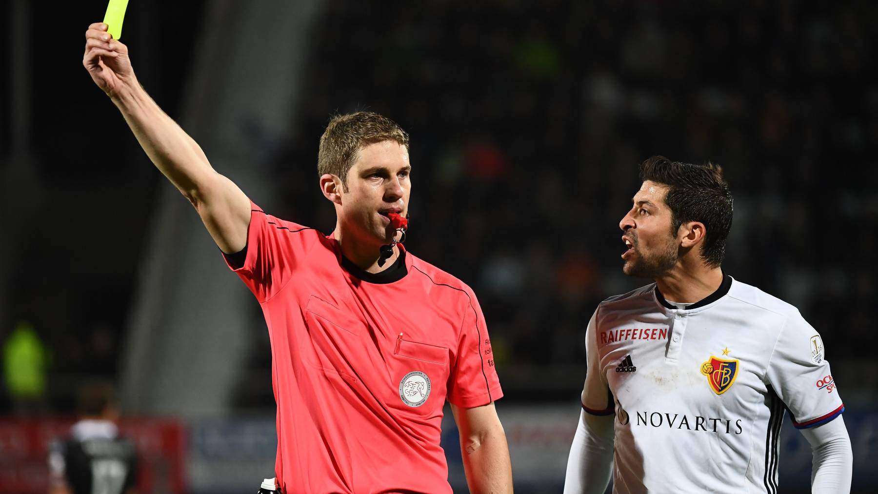 Drücken die Schiedsrichter beim FC Basel öfters ein Auge zu?