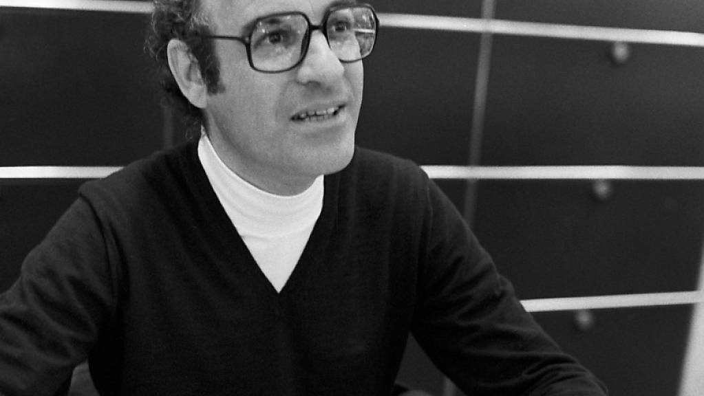 Der argentinische Zeichner Joaquin Salvador Lavado, bekannt unter seinem Künstlernamen Quino, sitzt an einer Zeichnung. Quino, Schöpfer der Comic-Figur Mafalda, starb am 30.09.2020 im Alter von 88 Jahren. Foto: Adriano Alecchi/Zuma Press/dpa