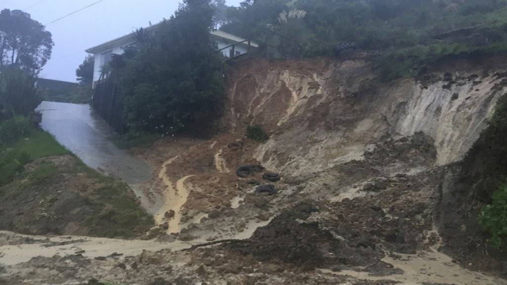 Ein Erdrutsch blockiert eine Strasse auf der Nordinsel Neuseelands.