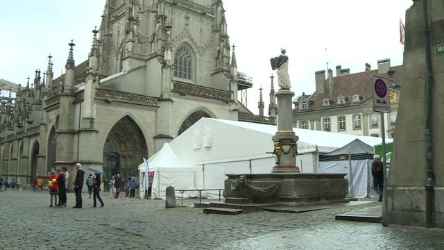 Aktivisten verbrennen Schweizer Flagge auf Bundesplatz