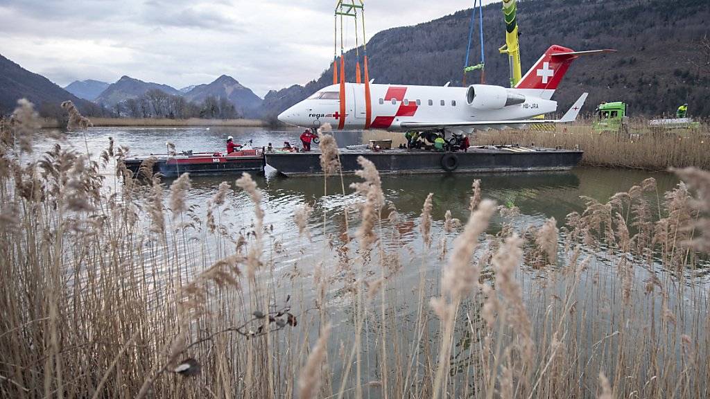 Der Rega Ambulanzjet CL-604 tritt seine letzte Reise an: Auf dem Seeweg wurde er vom Flugplatz Alpnach über den Vierwaldstättersee nach Luzern ins Verkehrshaus transportiert.