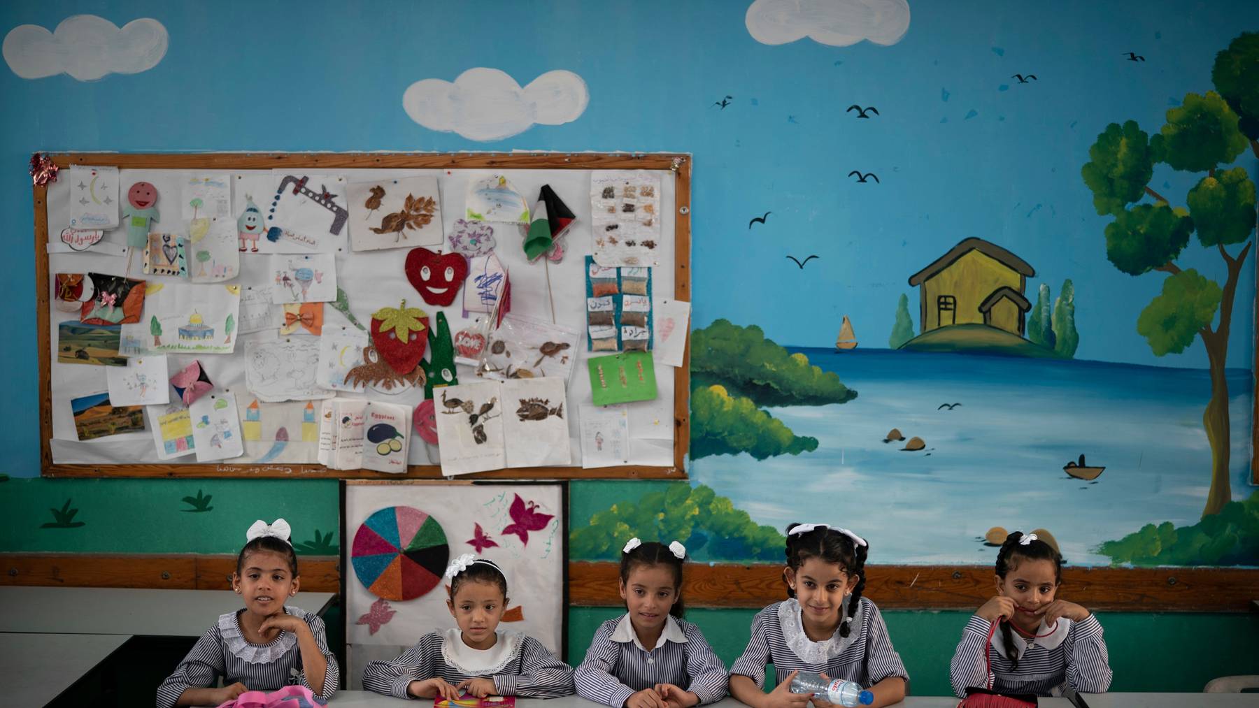 Mädchen im Zimmer einer Schule in Gaza die vom Palästinenser-Hilfswerk der UNO betrieben wird. (Archivbild)