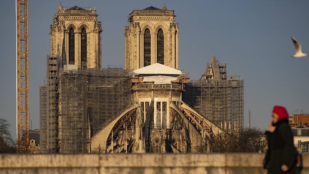 Beim Wiederaufbau der Kathedrale Notre-Dame in Paris sind archäologisch wertvolle Gräber entdeckt worden. (Archivbild)