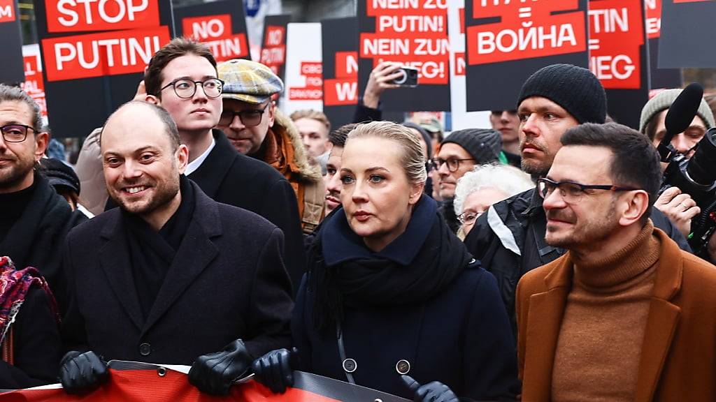 Aufgerufen zum grossen Marsch in Berlin hatten prominente Vertreter der russischen Exil-Opposition, darunter Julia Nawalnaja (Mitte), Ilja Jaschin (rechts mit Brille) und Wladimir Kara-Mursa (links).