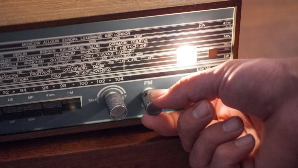 Das Kürzel FM war Radiohörern in der Schweiz jahrzehntelang vertraut. Erneut sorgt nun das Ende des UKW-Radios für Diskussionen. (Archivbild)