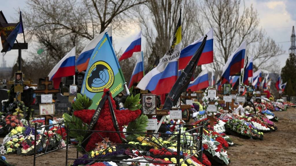ARCHIV - Gräber russischer Soldaten, die in der Ukraine getötet wurden, auf einem Friedhof in der russischen Region Wolgograd. Foto: Uncredited/AP/dpa