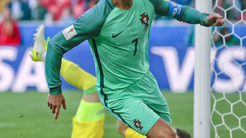 Portugals Captain Cristiano Ronaldo dreht nach seinem Siegtor zur Jubelrunde ab