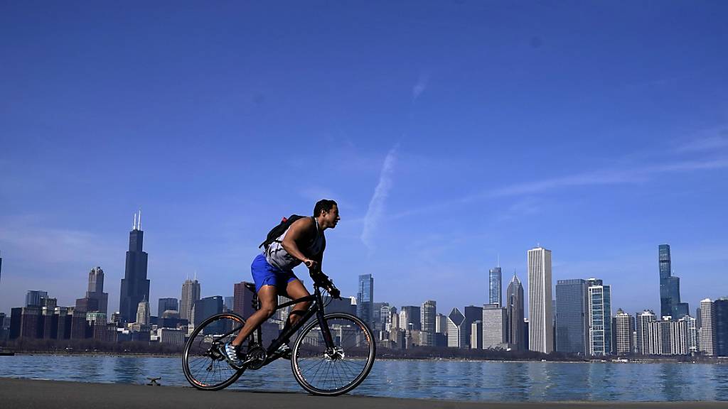 Ein Radfahrer radelt bei ungewöhnlich warmen Temperaturen durch Chicago. (Archivbild)
