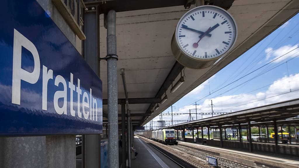 In Pratteln BL ist am Montagmorgen ein Industriegebäude nahe des Bahnhofs in Brand geraten. Der Zugverkehr wurde laut Alertsuisse eingestellt. (Archivbild)