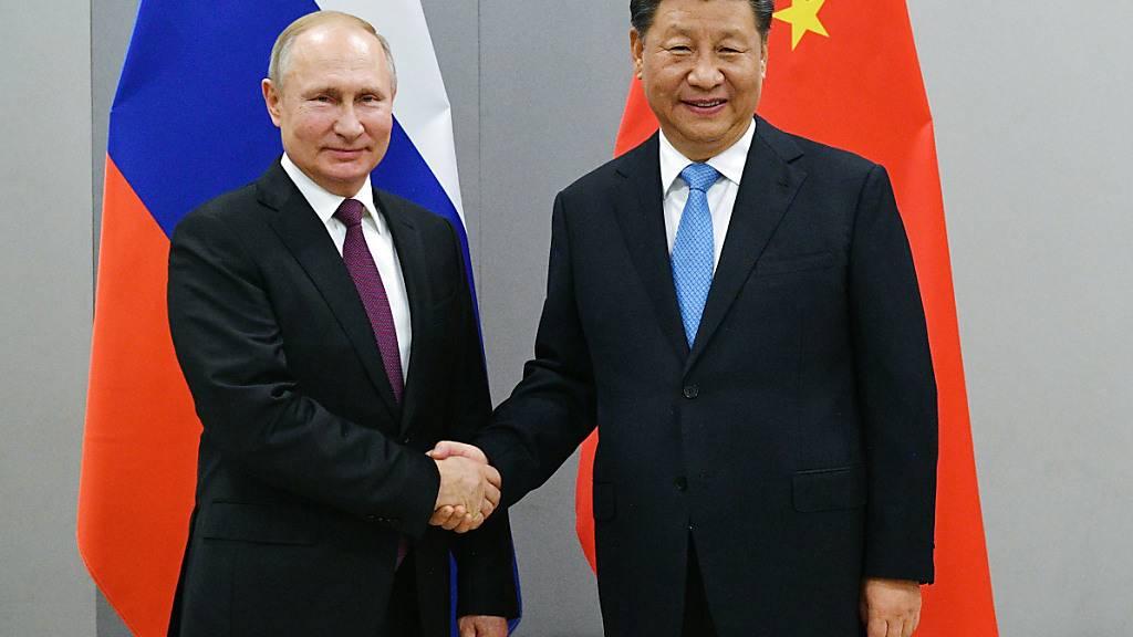 ARCHIV - Wladimir Putin (l), Präsident von Russland, und Xi Jinping, Präsident von China, geben sich die Hand. Foto: Ramil Sitdikov/Pool Sputnik Kremlin/dpa