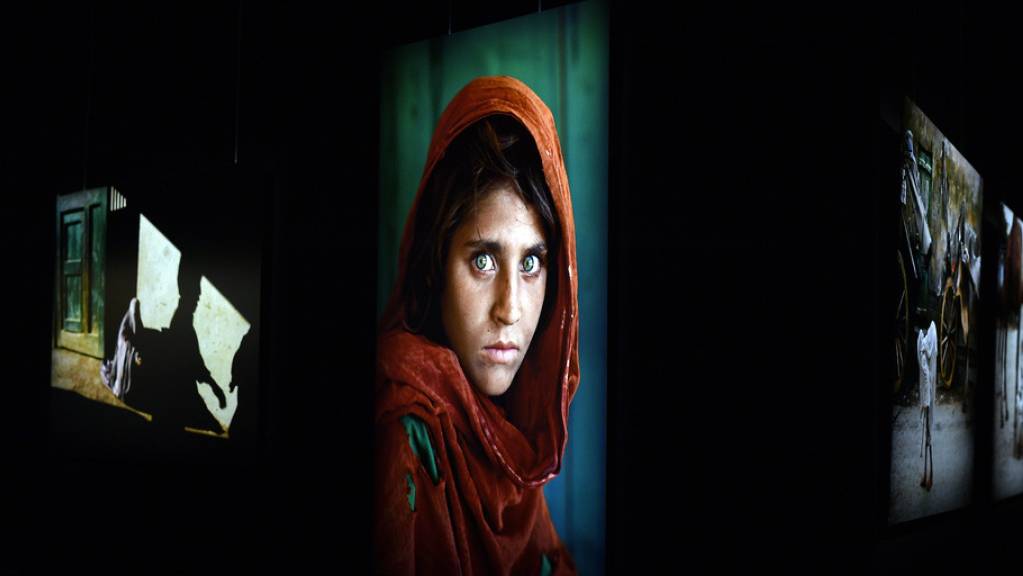Mit dem Foto des «Afghanischen Mädchens» (1984) machte sich der Fotograf Steve McCurry weltweit einen Namen. In der Zürcher Maag Halle sind bis Oktober seine berühmten Bilder  und seine jüngsten Aufnahmen zu sehen.