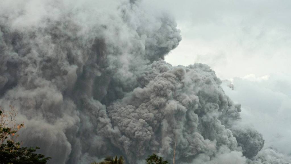 Der Vulkan «Mayon» spuckt Asche. Foto: Nehemiah Manzanilla Sitiar/AP/dpa