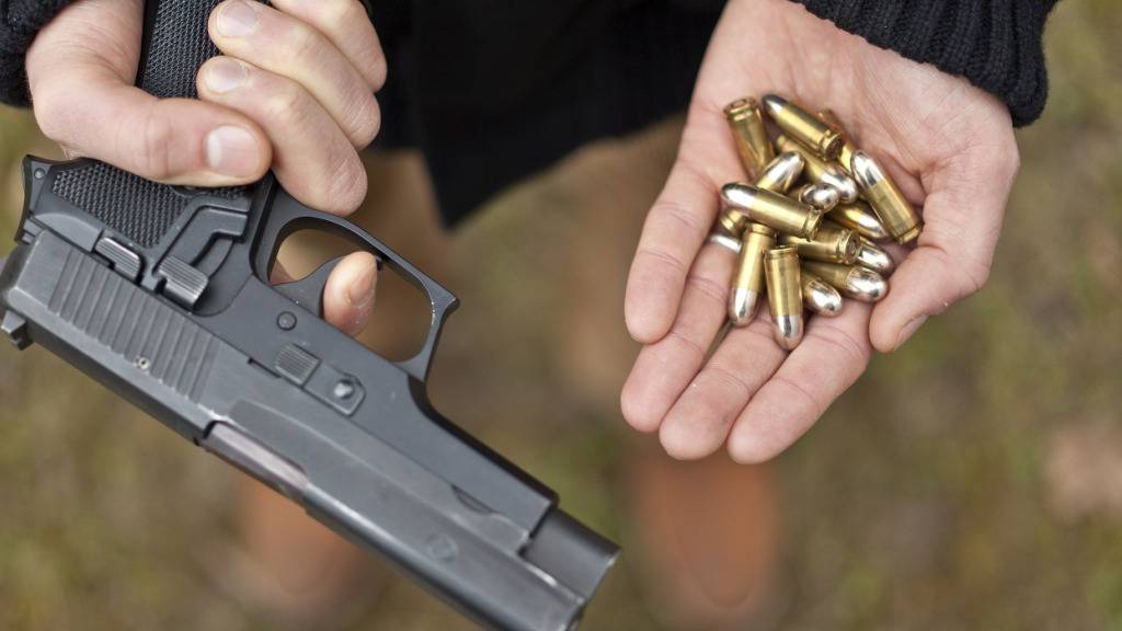 Privatisierte und nicht mehr für den Schiesssport benutzte Armeewaffen sollen eingezogen werden müssen. Diese Forderung aus dem Parlament weckt Widerstand. In der Sommersession diskutiert der Nationalrat darüber. (Archivbild)