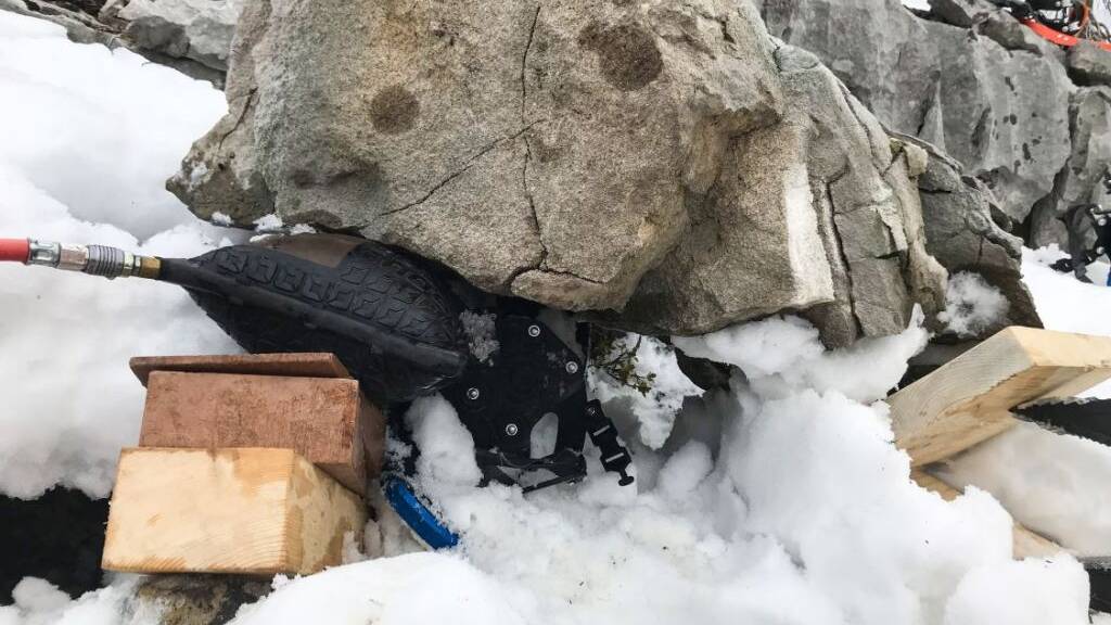 Mit speziellen Geräten wurde der Felsblock, der auf der Schrattenfluh LU eine Schneeschuhgängerin eingeklemmt hat, angehoben.