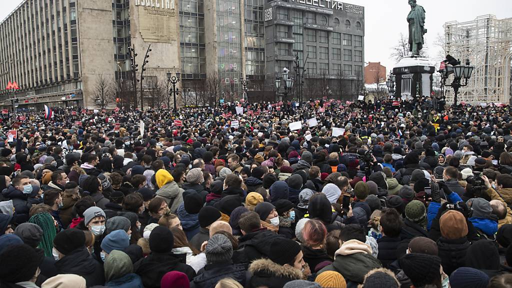 Zahlreiche Menschen versammeln sich auf dem Puschkin-Platz in Mokau während eines Protestes gegen die Inhaftierung des Oppositionsführers Nawalny. Foto: Pavel Golovkin/AP/dpa