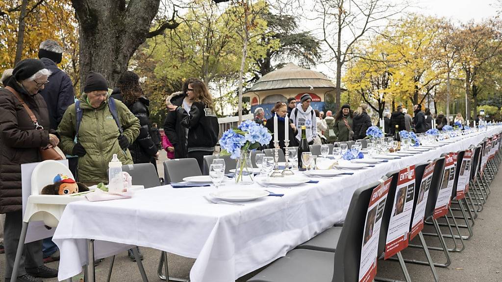 In Zürich erinnert ein Tisch mit 240 leeren Stühlen an die israelischen Geiseln.