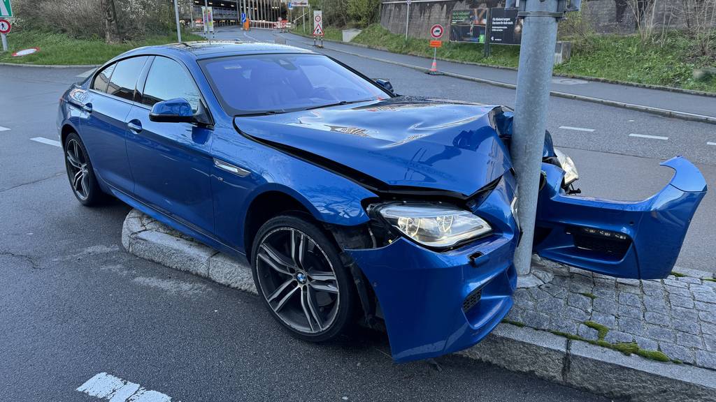 Mit BMW in Kandelaber gefahren – 53-jährige Fahrerin bleibt unverletzt