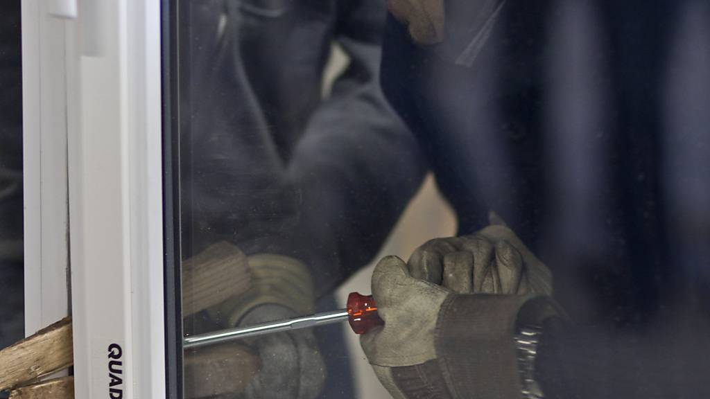 In Bernhardzell SG brachen Einbrecher bei einem Einfamilienhaus die Tür zum Sitzplatz auf und stahlen eine Uhr, Schmuck und Bargeld im Wert von mehreren tausend Franken. (Symbolbild)