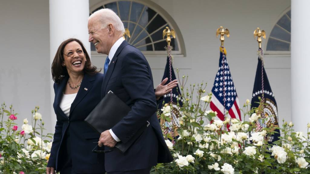 Joe Biden, Präsident der USA, und Vizepräsidentin Kamala Harris gehen lachend durch den Rosengarten des Weißen Hauses Foto: Evan Vucci/AP/dpa